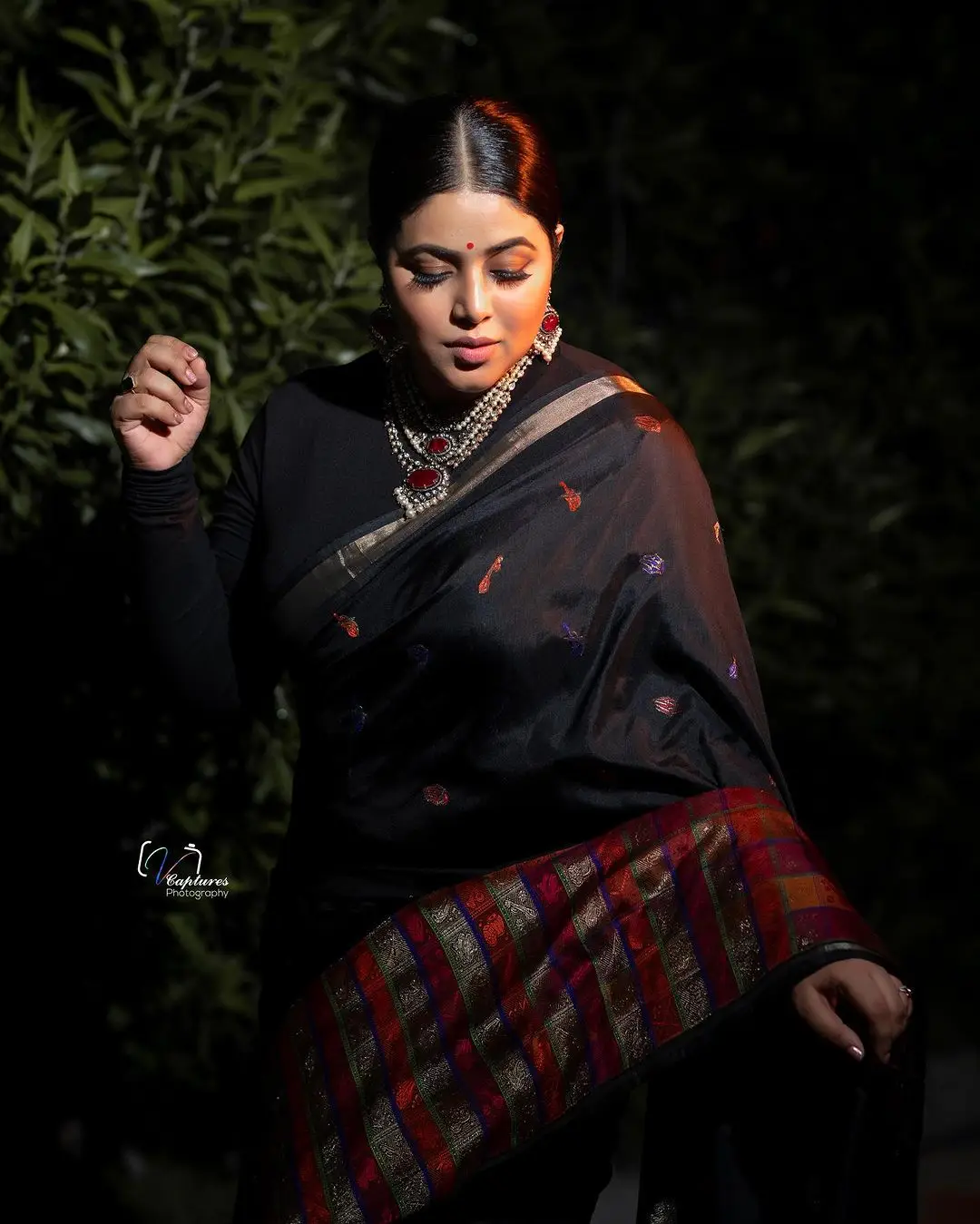 SOUTH INDIAN ACTRESS SHAMNA KASIM STILLS IN BLACK SAREE 2